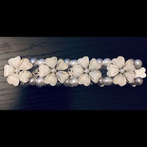 White Floral & Pearl Stretch Bracelet